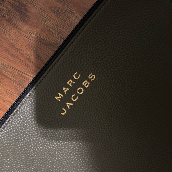 Marc Jacobs Olive Green Top Zip Clutch With Logo Clean Inside Like New - Picture 4 of 9